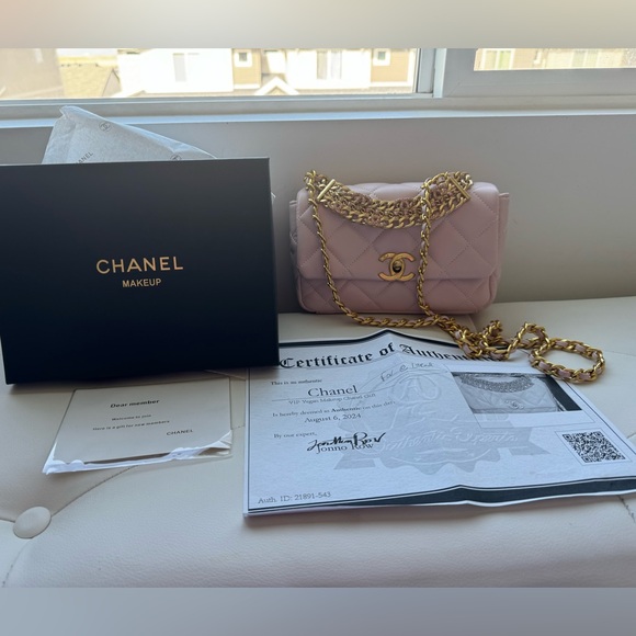 NEW CHANEL make up Crossbody - Picture 4 of 13